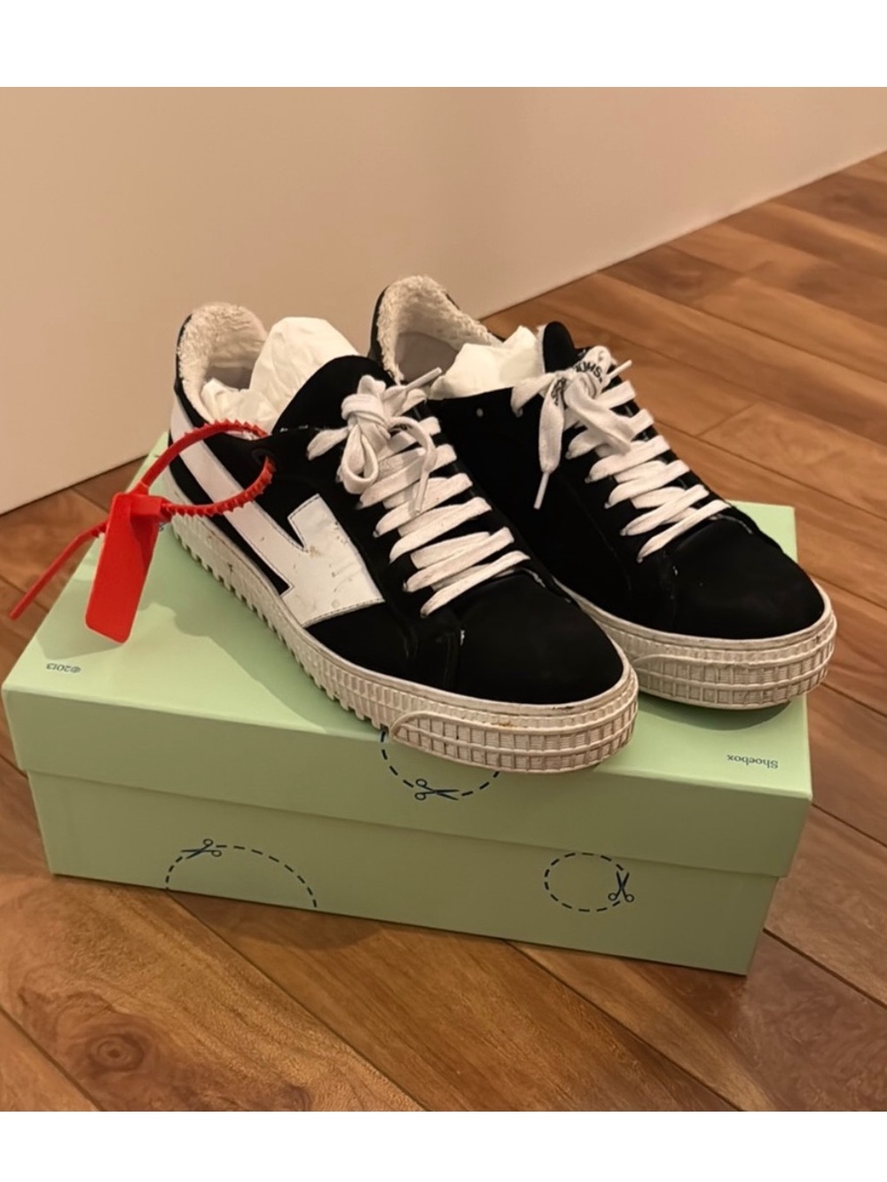 OFF WHITE / SNEAKERS